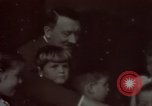 Standbild Adolf Hitler mit Kindern in der Weihnachtszeit Deutschland, 1940, aus Sekunde 5 historischem Filmmaterial Videoclip 65675048051