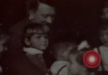 Standbild Adolf Hitler mit Kindern in der Weihnachtszeit Deutschland, 1940, aus Sekunde 6 historischem Filmmaterial Videoclip 65675048051