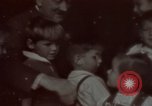 Standbild Adolf Hitler mit Kindern in der Weihnachtszeit Deutschland, 1940, aus Sekunde 7 historischem Filmmaterial Videoclip 65675048051