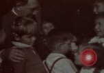 Standbild Adolf Hitler mit Kindern in der Weihnachtszeit Deutschland, 1940, aus Sekunde 8 historischem Filmmaterial Videoclip 65675048051