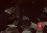 Standbild Adolf Hitler mit Kindern in der Weihnachtszeit Deutschland, 1940, aus Sekunde 10 historischem Filmmaterial Videoclip 65675048051