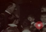 Standbild Adolf Hitler mit Kindern in der Weihnachtszeit Deutschland, 1940, aus Sekunde 11 historischem Filmmaterial Videoclip 65675048051