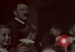 Standbild Adolf Hitler mit Kindern in der Weihnachtszeit Deutschland, 1940, aus Sekunde 12 historischem Filmmaterial Videoclip 65675048051