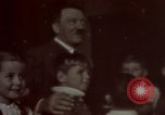 Standbild Adolf Hitler mit Kindern in der Weihnachtszeit Deutschland, 1940, aus Sekunde 13 historischem Filmmaterial Videoclip 65675048051