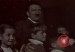 Standbild Adolf Hitler mit Kindern in der Weihnachtszeit Deutschland, 1940, aus Sekunde 14 historischem Filmmaterial Videoclip 65675048051