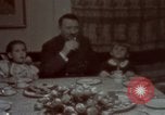 Standbild Adolf Hitler mit Kindern in der Weihnachtszeit Deutschland, 1940, aus Sekunde 15 historischem Filmmaterial Videoclip 65675048051