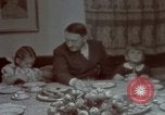 Standbild Adolf Hitler mit Kindern in der Weihnachtszeit Deutschland, 1940, aus Sekunde 16 historischem Filmmaterial Videoclip 65675048051