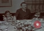 Standbild Adolf Hitler mit Kindern in der Weihnachtszeit Deutschland, 1940, aus Sekunde 17 historischem Filmmaterial Videoclip 65675048051