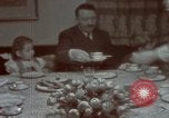 Standbild Adolf Hitler mit Kindern in der Weihnachtszeit Deutschland, 1940, aus Sekunde 18 historischem Filmmaterial Videoclip 65675048051
