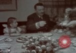 Standbild Adolf Hitler mit Kindern in der Weihnachtszeit Deutschland, 1940, aus Sekunde 19 historischem Filmmaterial Videoclip 65675048051