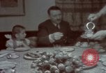 Standbild Adolf Hitler mit Kindern in der Weihnachtszeit Deutschland, 1940, aus Sekunde 20 historischem Filmmaterial Videoclip 65675048051