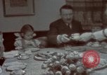 Standbild Adolf Hitler mit Kindern in der Weihnachtszeit Deutschland, 1940, aus Sekunde 21 historischem Filmmaterial Videoclip 65675048051
