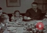 Standbild Adolf Hitler mit Kindern in der Weihnachtszeit Deutschland, 1940, aus Sekunde 22 historischem Filmmaterial Videoclip 65675048051