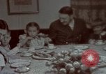 Standbild Adolf Hitler mit Kindern in der Weihnachtszeit Deutschland, 1940, aus Sekunde 23 historischem Filmmaterial Videoclip 65675048051