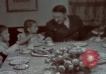 Standbild Adolf Hitler mit Kindern in der Weihnachtszeit Deutschland, 1940, aus Sekunde 24 historischem Filmmaterial Videoclip 65675048051