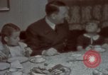 Standbild Adolf Hitler mit Kindern in der Weihnachtszeit Deutschland, 1940, aus Sekunde 25 historischem Filmmaterial Videoclip 65675048051