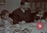 Standbild Adolf Hitler mit Kindern in der Weihnachtszeit Deutschland, 1940, aus Sekunde 26 historischem Filmmaterial Videoclip 65675048051