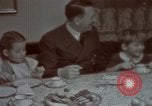 Standbild Adolf Hitler mit Kindern in der Weihnachtszeit Deutschland, 1940, aus Sekunde 27 historischem Filmmaterial Videoclip 65675048051