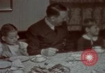 Standbild Adolf Hitler mit Kindern in der Weihnachtszeit Deutschland, 1940, aus Sekunde 28 historischem Filmmaterial Videoclip 65675048051