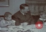 Standbild Adolf Hitler mit Kindern in der Weihnachtszeit Deutschland, 1940, aus Sekunde 29 historischem Filmmaterial Videoclip 65675048051