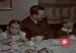 Standbild Adolf Hitler mit Kindern in der Weihnachtszeit Deutschland, 1940, aus Sekunde 30 historischem Filmmaterial Videoclip 65675048051