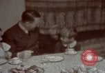 Standbild Adolf Hitler mit Kindern in der Weihnachtszeit Deutschland, 1940, aus Sekunde 31 historischem Filmmaterial Videoclip 65675048051