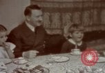 Standbild Adolf Hitler mit Kindern in der Weihnachtszeit Deutschland, 1940, aus Sekunde 32 historischem Filmmaterial Videoclip 65675048051