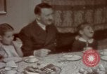Standbild Adolf Hitler mit Kindern in der Weihnachtszeit Deutschland, 1940, aus Sekunde 33 historischem Filmmaterial Videoclip 65675048051