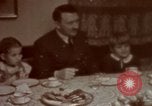 Standbild Adolf Hitler mit Kindern in der Weihnachtszeit Deutschland, 1940, aus Sekunde 34 historischem Filmmaterial Videoclip 65675048051
