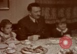 Standbild Adolf Hitler mit Kindern in der Weihnachtszeit Deutschland, 1940, aus Sekunde 35 historischem Filmmaterial Videoclip 65675048051