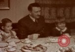 Standbild Adolf Hitler mit Kindern in der Weihnachtszeit Deutschland, 1940, aus Sekunde 36 historischem Filmmaterial Videoclip 65675048051