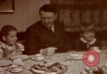 Standbild Adolf Hitler mit Kindern in der Weihnachtszeit Deutschland, 1940, aus Sekunde 37 historischem Filmmaterial Videoclip 65675048051