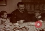 Standbild Adolf Hitler mit Kindern in der Weihnachtszeit Deutschland, 1940, aus Sekunde 38 historischem Filmmaterial Videoclip 65675048051