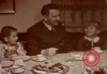 Standbild Adolf Hitler mit Kindern in der Weihnachtszeit Deutschland, 1940, aus Sekunde 39 historischem Filmmaterial Videoclip 65675048051