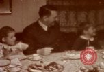 Standbild Adolf Hitler mit Kindern in der Weihnachtszeit Deutschland, 1940, aus Sekunde 40 historischem Filmmaterial Videoclip 65675048051