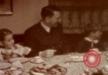 Standbild Adolf Hitler mit Kindern in der Weihnachtszeit Deutschland, 1940, aus Sekunde 41 historischem Filmmaterial Videoclip 65675048051