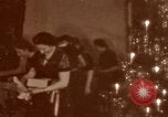 Standbild Adolf Hitler mit Kindern in der Weihnachtszeit Deutschland, 1940, aus Sekunde 43 historischem Filmmaterial Videoclip 65675048051