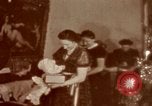 Standbild Adolf Hitler mit Kindern in der Weihnachtszeit Deutschland, 1940, aus Sekunde 46 historischem Filmmaterial Videoclip 65675048051