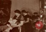 Standbild Adolf Hitler mit Kindern in der Weihnachtszeit Deutschland, 1940, aus Sekunde 47 historischem Filmmaterial Videoclip 65675048051