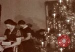Standbild Adolf Hitler mit Kindern in der Weihnachtszeit Deutschland, 1940, aus Sekunde 49 historischem Filmmaterial Videoclip 65675048051