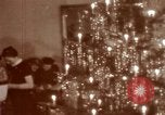Standbild Adolf Hitler mit Kindern in der Weihnachtszeit Deutschland, 1940, aus Sekunde 50 historischem Filmmaterial Videoclip 65675048051