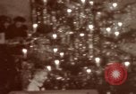 Standbild Adolf Hitler mit Kindern in der Weihnachtszeit Deutschland, 1940, aus Sekunde 53 historischem Filmmaterial Videoclip 65675048051
