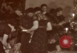 Standbild Adolf Hitler mit Kindern in der Weihnachtszeit Deutschland, 1940, aus Sekunde 55 historischem Filmmaterial Videoclip 65675048051