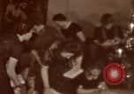 Standbild Adolf Hitler mit Kindern in der Weihnachtszeit Deutschland, 1940, aus Sekunde 56 historischem Filmmaterial Videoclip 65675048051