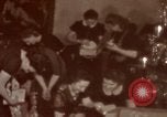 Standbild Adolf Hitler mit Kindern in der Weihnachtszeit Deutschland, 1940, aus Sekunde 58 historischem Filmmaterial Videoclip 65675048051