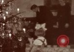 Standbild Adolf Hitler mit Kindern in der Weihnachtszeit Deutschland, 1940, aus Sekunde 60 historischem Filmmaterial Videoclip 65675048051
