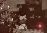 Standbild Adolf Hitler mit Kindern in der Weihnachtszeit Deutschland, 1940, aus Sekunde 61 historischem Filmmaterial Videoclip 65675048051