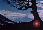 Immagine di Hitler passeggiate in campagna vicino a Berghof Germania, 1940, secondo 6 filmato di repertorio 65675048084
