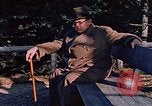 Immagine di Hitler passeggiate in campagna vicino a Berghof Germania, 1940, secondo 18 filmato di repertorio 65675048084