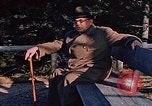 Immagine di Hitler passeggiate in campagna vicino a Berghof Germania, 1940, secondo 20 filmato di repertorio 65675048084